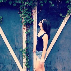 Meet your Posher, Caitlin